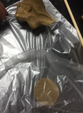  再盖一个保鲜袋或者保鲜膜，找个平板物件压扁成一个片。这样揭开保鲜膜，顺利取下巧克力片。