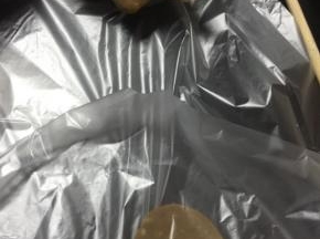  再盖一个保鲜袋或者保鲜膜，找个平板物件压扁成一个片。这样揭开保鲜膜，顺利取下巧克力片。
