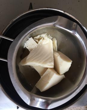 我随便敲下来一块，大约140克。放到小锅里，隔水加热融化。