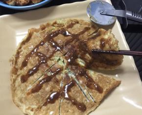 挤上黑椒酱或者番茄酱或者辣椒酱等等你喜欢的味道，如果放酱的话，鸡蛋液中的盐就要减量否则太咸哦~用披萨刀切着吃是不是很有感觉呀~