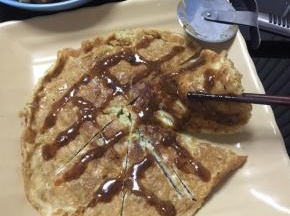 挤上黑椒酱或者番茄酱或者辣椒酱等等你喜欢的味道，如果放酱的话，鸡蛋液中的盐就要减量否则太咸哦~用披萨刀切着吃是不是很有感觉呀~