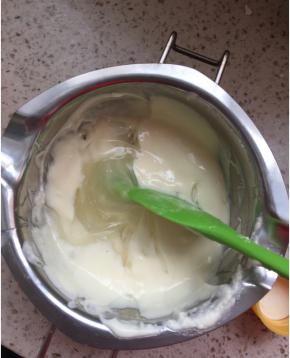 趁热加入糖浆，用力搅拌均匀，期间会出水，接着搅合均匀，然后放凉，如果你只做一个颜色的花朵，可以直接放色素了，如果很多颜色，就先不要放。