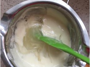 趁热加入糖浆，用力搅拌均匀，期间会出水，接着搅合均匀，然后放凉，如果你只做一个颜色的花朵，可以直接放色素了，如果很多颜色，就先不要放。