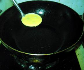 放入一勺面浆,把面浆晃开