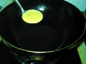 放入一勺面浆,把面浆晃开