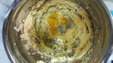 分次加入蛋液，每次搅打均匀后再加入余下的蛋液。