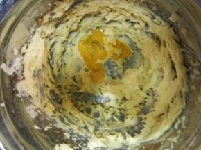 分次加入蛋液，每次搅打均匀后再加入余下的蛋液。