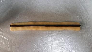 取出冻好的可可面团。把7克可可长条（鼻子）放在步骤8的中间；