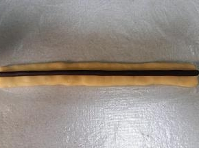 取出冻好的可可面团。把7克可可长条（鼻子）放在步骤8的中间；