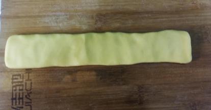 取66克原味面团，搓成21CM长条，按扁，宽度为刚好能盖住步骤11的面团。