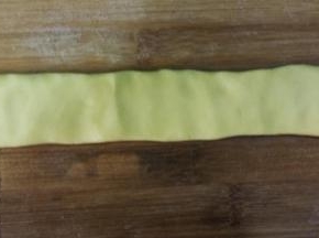 取66克原味面团，搓成21CM长条，按扁，宽度为刚好能盖住步骤11的面团。