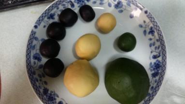 可可面团分成五份，7克一份（做鼻子），11克四份（做眼睛和耳朵）； 

原味面团分成三份，15克一份，38克一份，66克一份；

抹茶面团分成两份，15克一份，147克一份；