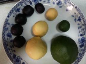 可可面团分成五份，7克一份（做鼻子），11克四份（做眼睛和耳朵）； 

原味面团分成三份，15克一份，38克一份，66克一份；

抹茶面团分成两份，15克一份，147克一份；