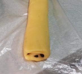 将按成片状的原味面团，覆盖住步骤11的面团。面团一定要完全贴合住步骤11的面团，两侧底边也要捏紧。