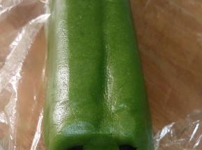 抬起一侧的抹茶面片，底部垫着保鲜袋，很容易操作。慢慢的从底部开始贴合面团，直至贴到顶部，轻轻压平。另一侧以同样的手法操作。最后将接口压平。放冰箱冷冻至硬，面团一定要冻硬，要不切起来会变形。