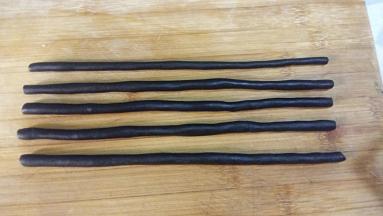 可可面团分别搓成21CM长条，冷冻四到五分钟，摸着变硬即可。这步是为了防止在后面包裹面团时，可可长条变形。