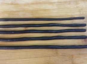 可可面团分别搓成21CM长条，冷冻四到五分钟，摸着变硬即可。这步是为了防止在后面包裹面团时，可可长条变形。