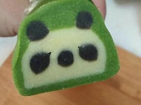 取了冻好的熊猫面团，切片，厚度0.5~0.6CM,大概三十片左右。我切的厚了些。切薄些，饼干烤完不会那么硬。
如果切出的饼干面部有缝隙，没关系。先放烤盘，等面团稍软时，用手轻轻把缝隙的面部推推，就能摸平。