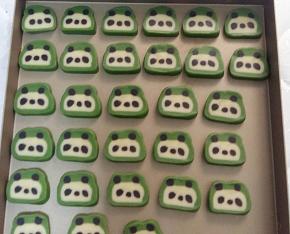 切好的饼干排在烤盘上，表面盖上锡纸。烤箱180度预热，中层，烤25分钟。

时间和温度请根据自家烤箱来定，别照搬我的哦。烤好后，看看饼干背面，如果发白，那就还是盖着锡纸，降低温度，在烤六七分钟。这样烤好后的饼干吃起来比较香。