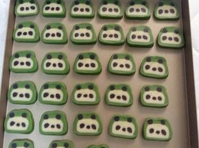 切好的饼干排在烤盘上，表面盖上锡纸。烤箱180度预热，中层，烤25分钟。

时间和温度请根据自家烤箱来定，别照搬我的哦。烤好后，看看饼干背面，如果发白，那就还是盖着锡纸，降低温度，在烤六七分钟。这样烤好后的饼干吃起来比较香。