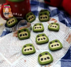 烤好的饼干凉后装盒保存。看看，成品是不是很漂亮呀!