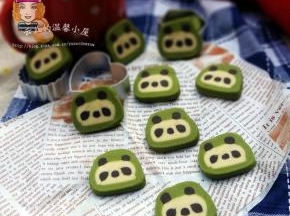 烤好的饼干凉后装盒保存。看看，成品是不是很漂亮呀!