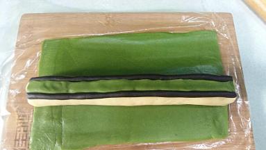 取出冷冻好的面团，放在抹茶面团中间，也可以放在一侧，这样包裹后的接口就在侧面，比较好看。下次我准备试试。