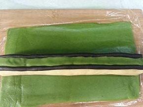 取出冷冻好的面团，放在抹茶面团中间，也可以放在一侧，这样包裹后的接口就在侧面，比较好看。下次我准备试试。