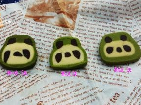 第一次抹茶粉我用了五克，深绿了； 第二次三克，翠绿； 第三次两克，浅绿色。本人还是喜欢最后一个。