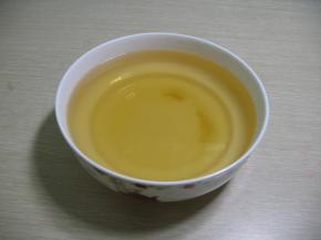 取一个碗，里面放入适量的盐，糖，酱油，醋，加入水把糖和盐化开