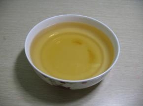 取一个碗，里面放入适量的盐，糖，酱油，醋，加入水把糖和盐化开