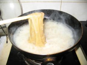 锅里放入水，烧开，放入冷面把冷面煮到很软，汤己经很黏的程度，这个程度面比较软，不会很硬