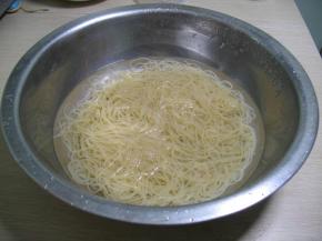 把煮好的冷面放到冷水中揉搓，搓去上面的面碱