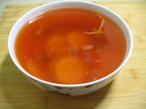 加入切好的粉肠把粉肠放到汤里泡一段时间