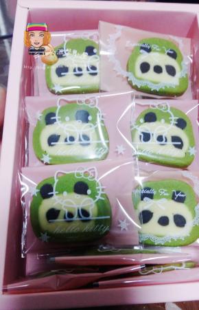 ：）套进饼干袋，放在盒子里，送礼特有面！这样给小盆友，绝对是一惊喜哦！喜欢就赶紧动手的试试吧。