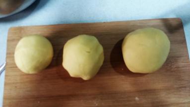 把面团分成三份，48克、112克、160克。