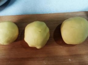 把面团分成三份，48克、112克、160克。