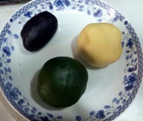 在48克面团中加入2克可可粉，成可可面团； 

在112克面团中加入8克低筋面粉，成原味面团； 

在160克面团中加入2克抹茶粉，成抹茶面团； 

三个面团加入相应粉料时，用刮刀翻拌，或者用手背按压、抓捏都行，使面团跟相对应的粉料完全融合。不要揉搓，以免面团出筋。