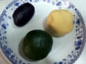 在48克面团中加入2克可可粉，成可可面团； 

在112克面团中加入8克低筋面粉，成原味面团； 

在160克面团中加入2克抹茶粉，成抹茶面团； 

三个面团加入相应粉料时，用刮刀翻拌，或者用手背按压、抓捏都行，使面团跟相对应的粉料完全融合。不要揉搓，以免面团出筋。