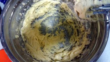 黄油软化后，用电动打蛋器打一两分钟后，分次加入糖粉，搅打至黄油体积变大，颜色发白，