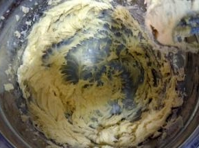 黄油软化后，用电动打蛋器打一两分钟后，分次加入糖粉，搅打至黄油体积变大，颜色发白，