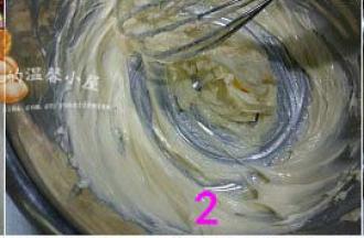 用手动打蛋器将软化的黄油打到颜色发白。