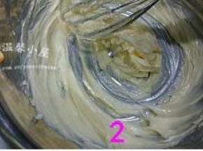 用手动打蛋器将软化的黄油打到颜色发白。