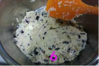 倒入过筛的低粉，用刮刀采用切拌或翻拌方式，把面粉跟打好的黄油混合至无干粉状态。