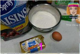 称量原材料，蔓越莓切碎丁，黄油室温软化，低粉过筛。