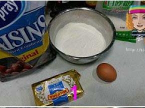 称量原材料，蔓越莓切碎丁，黄油室温软化，低粉过筛。