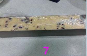 把拌好的面团用保鲜袋包好，放在模具中定型（没有模具就把面团整成长方形柱体）。然后把面团放冰箱冷冻一小时，摸到面团变硬即可（一定要把面团冻硬，要不切出来容易散也没型）