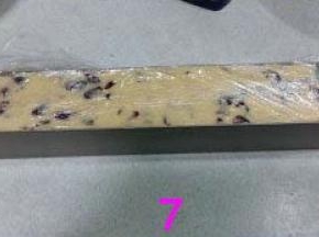 把拌好的面团用保鲜袋包好，放在模具中定型（没有模具就把面团整成长方形柱体）。然后把面团放冰箱冷冻一小时，摸到面团变硬即可（一定要把面团冻硬，要不切出来容易散也没型）