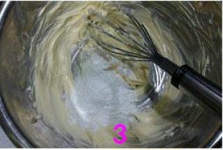 分三次加入糖粉，混合均匀。