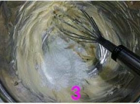 分三次加入糖粉，混合均匀。